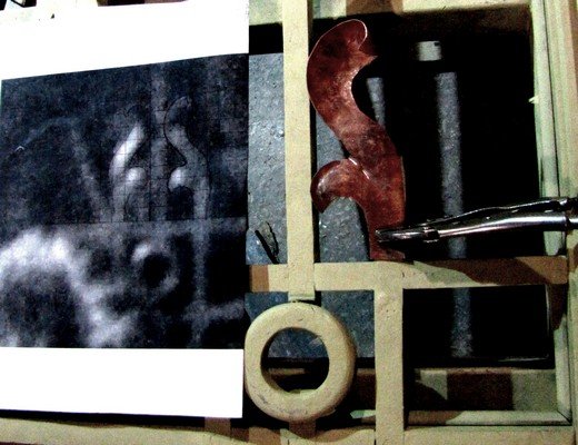 Aus Kupfer rekonstruiertes Blattornament an der Fehlstelle fixiert.